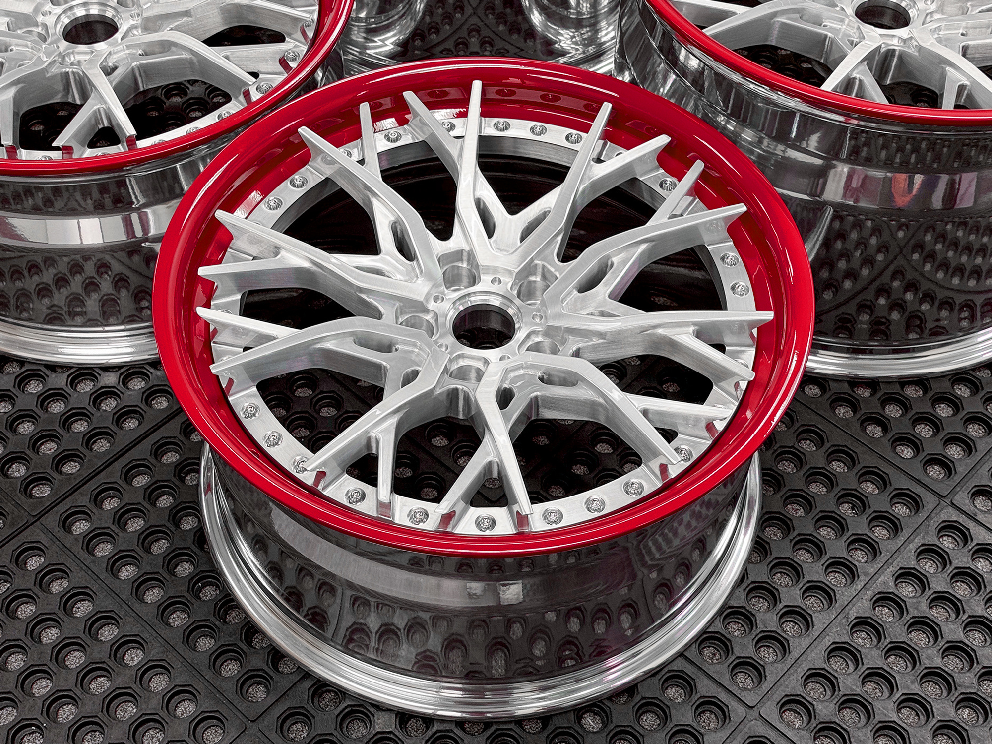 DC20-BRUSHED-ALUMINUM-GLOSS-RED-LIP-1