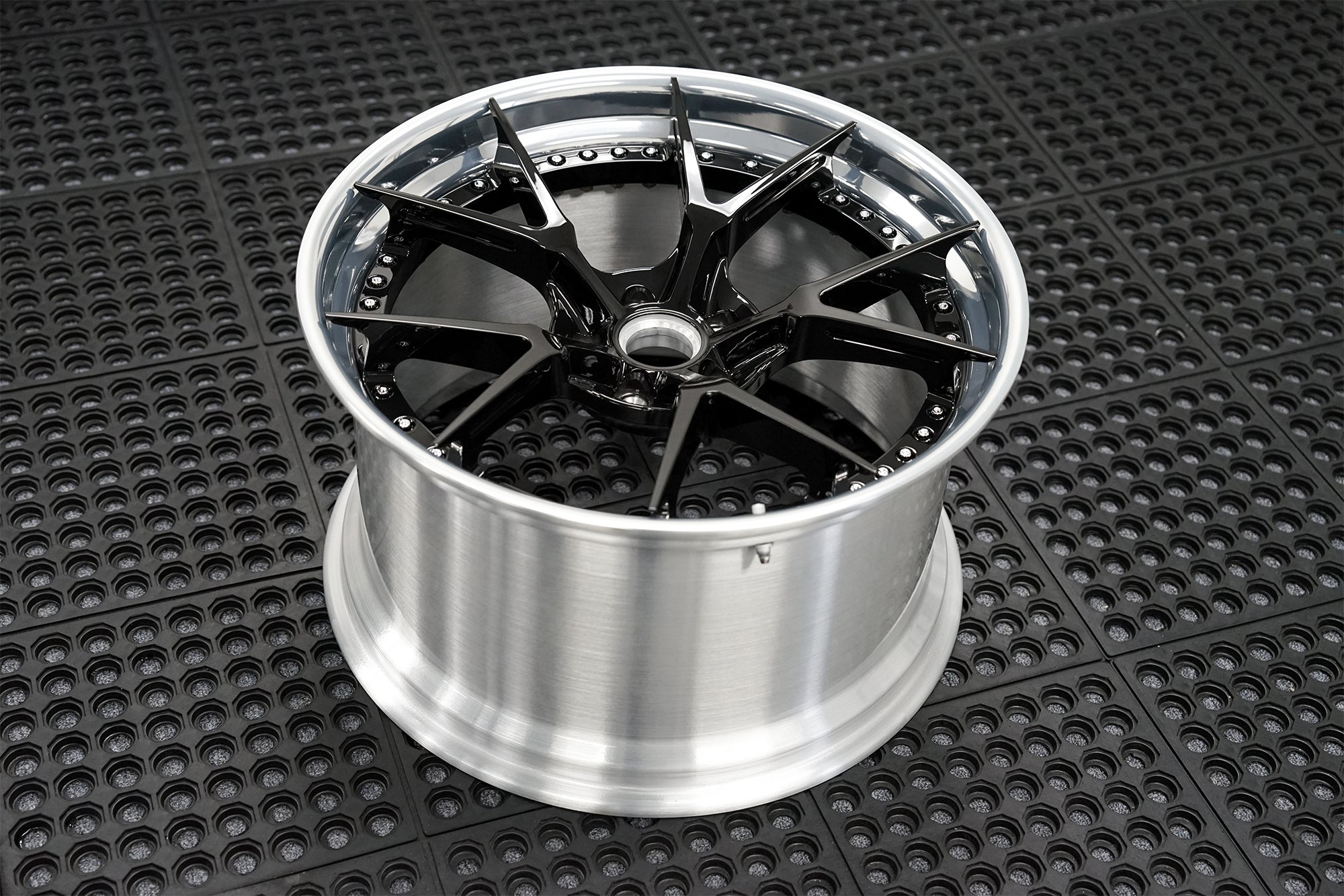 DC5-GLOSS-BLACK-POLISHED-LIP-2_415359f5-0e13-4de9-b9f0-84a158170f03