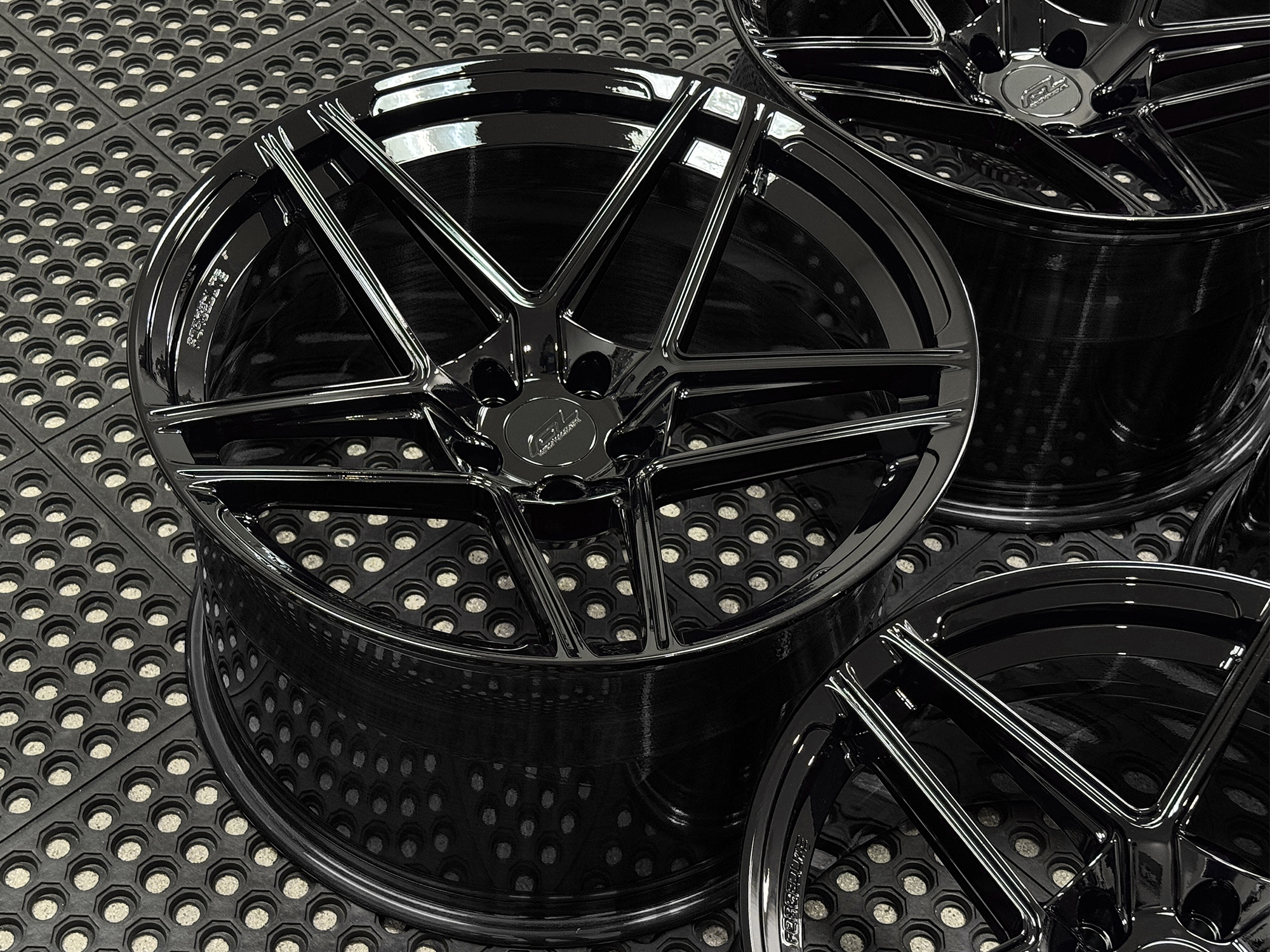 MC2-GLOSS-BLACK-02