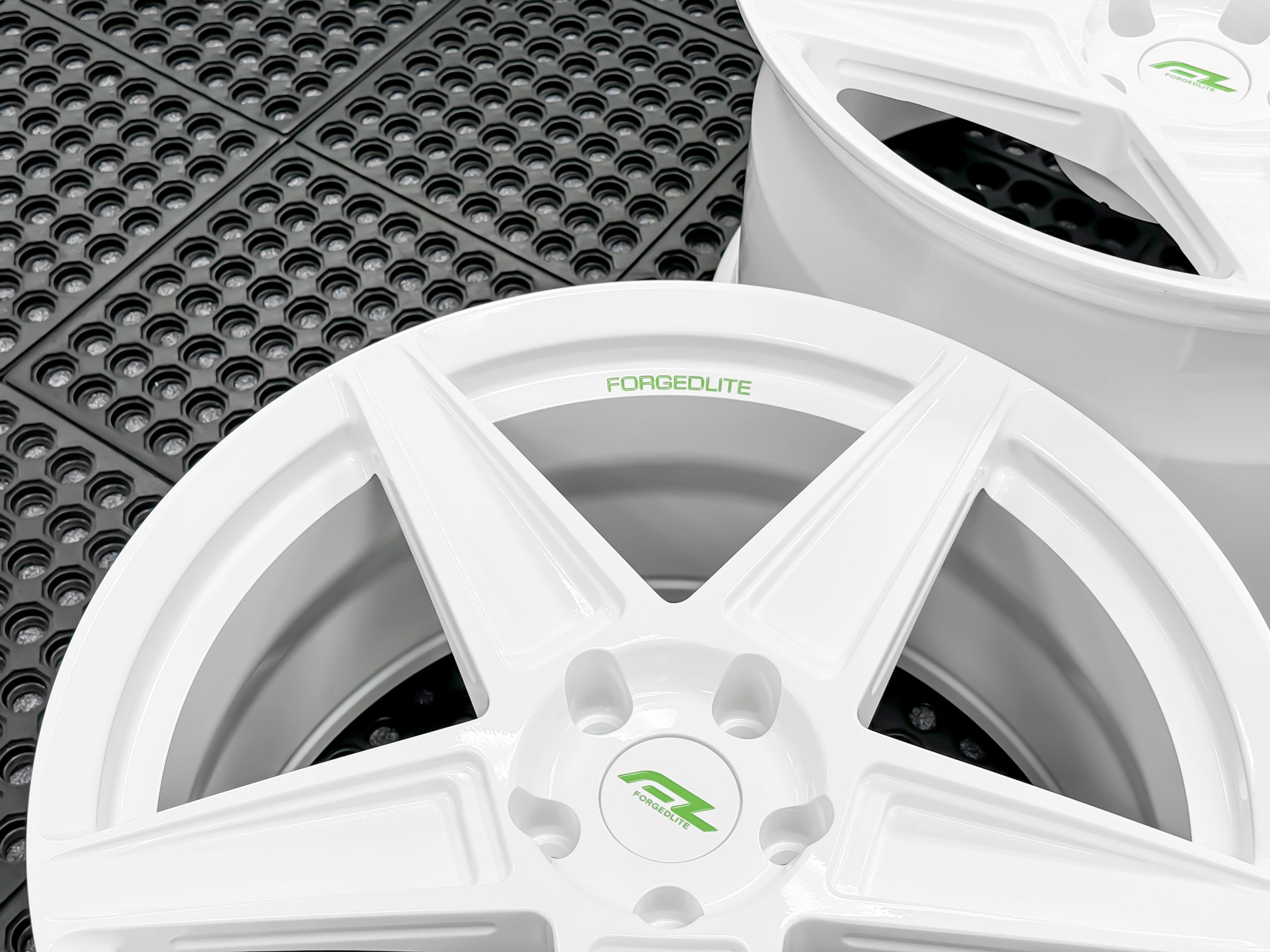 MC3-GLOSS-WHITE-GREEN-TEXT-FILL-4-scaled