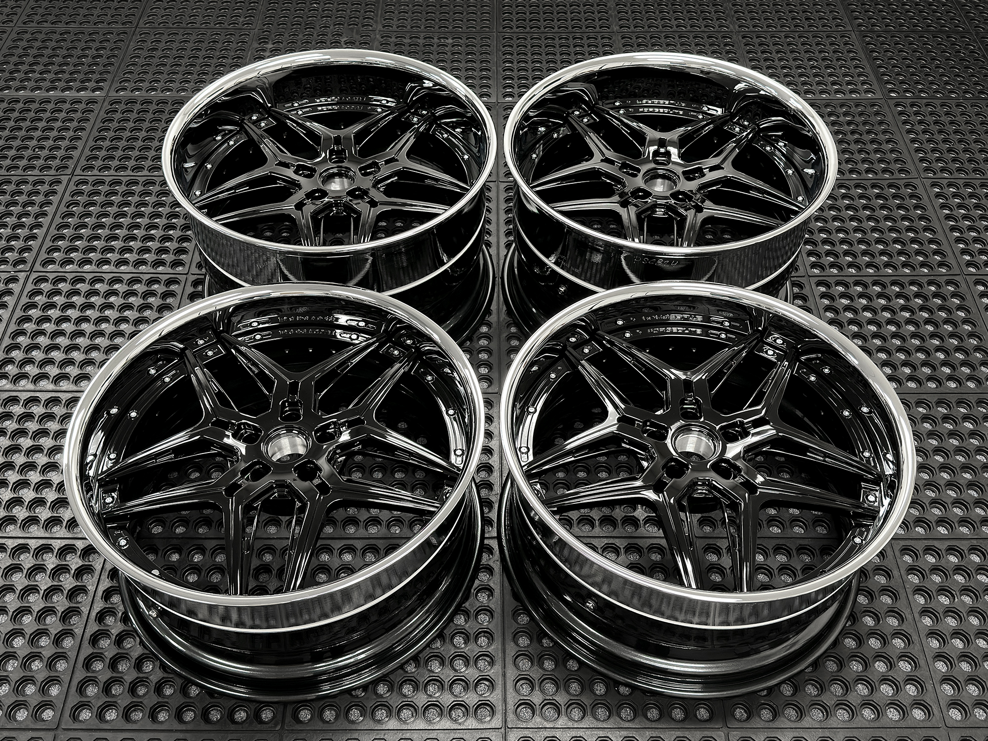 RS8-3PC-GLOSS-BLACK-CHROME-CARBON-FLASH-1