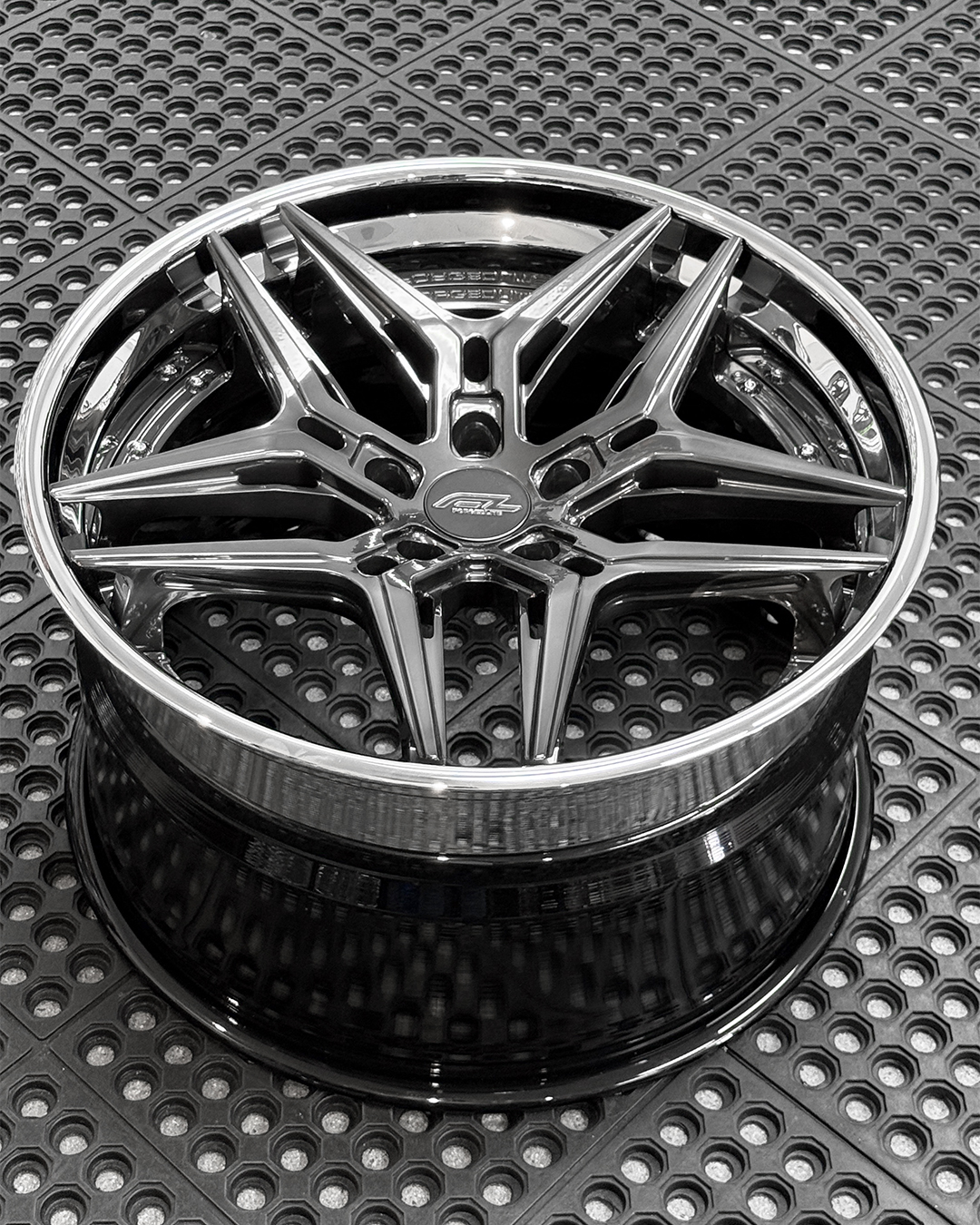 RS8_BLACK_CHROME_1